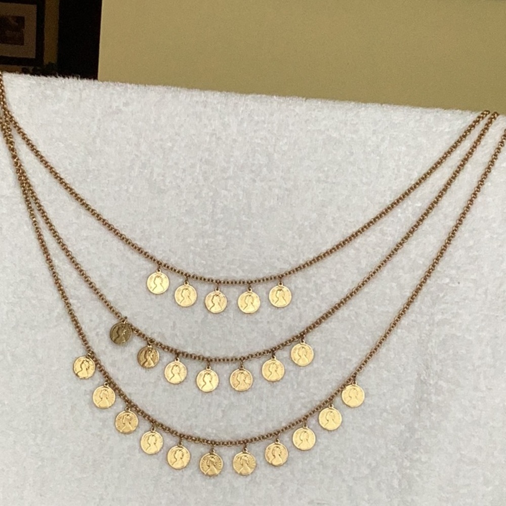Rare Find , Stunning Vintage 3 Strand GoldToneNecklace with Faux Queen V… - Picture 6 of 6